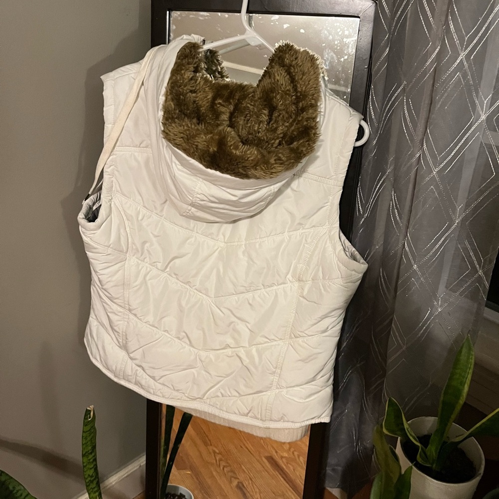 American eagle white puffer vest with fur hood, new, size XL